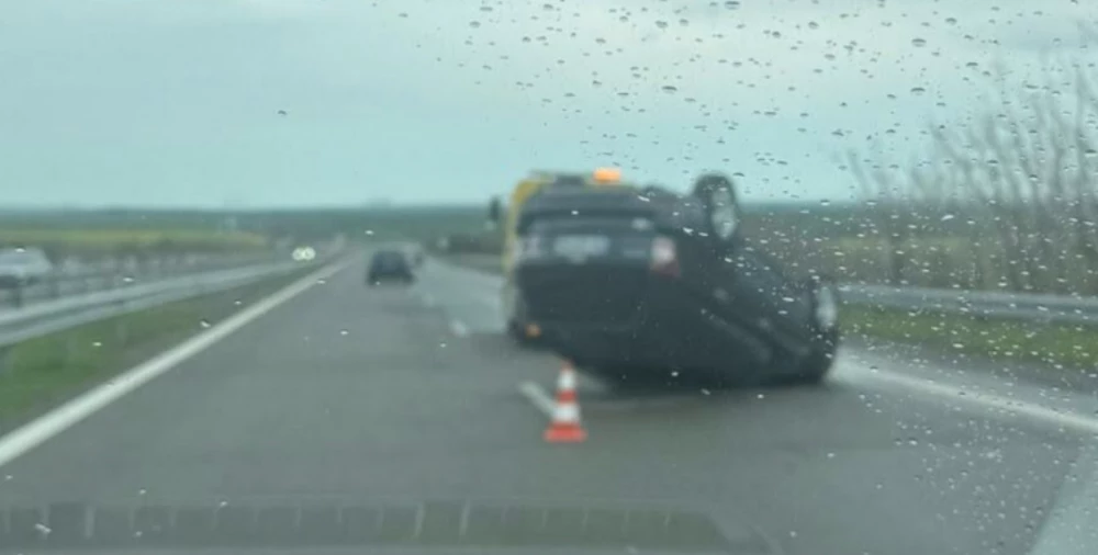 Кола се обърна по таван на АМ 