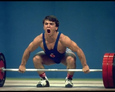 Филм за легендарния щангист Наим Сюлейманоглу се продава на търг за 21 млн. турски лири