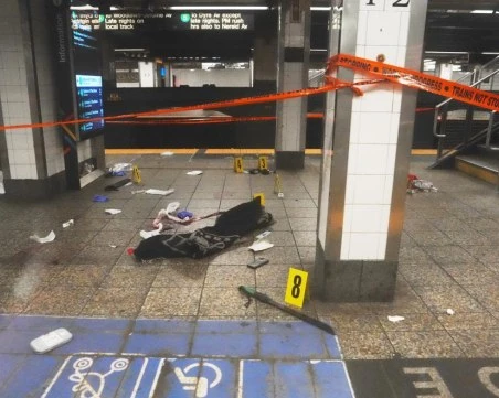 Полицаи застреляха мъж, нападнал с мачете хора на метростанция в Ню Йорк