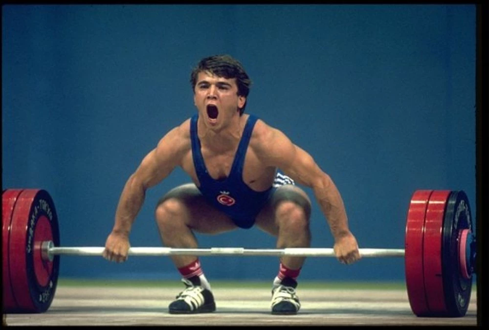 Филм за легендарния щангист Наим Сюлейманоглу се продава на търг за 21 млн. турски лири