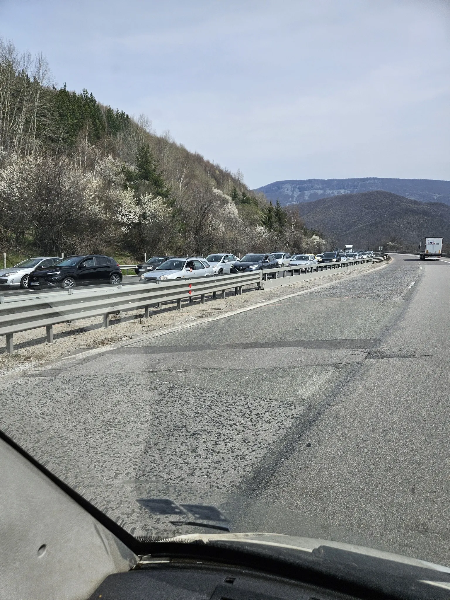 Аварирал камион блокира движението на АМ „Хемус към София