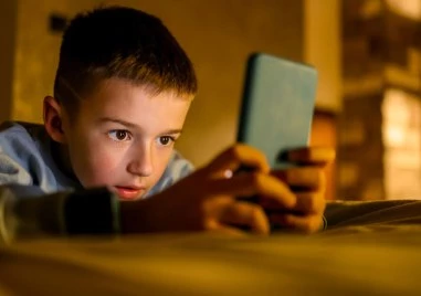 Гърция блокира достъпа на деца до социалните мрежи без родителско съгласие