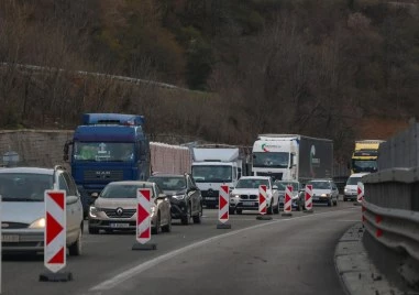 Камион блокира умишлено движението в тунел на АМ „Хемус