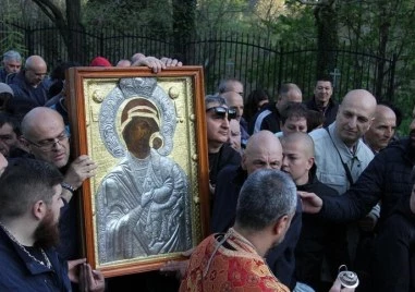 По стъпките на чудото: Хиляди вярващи се включиха в литийното шествие с бачковската чудотворна икона