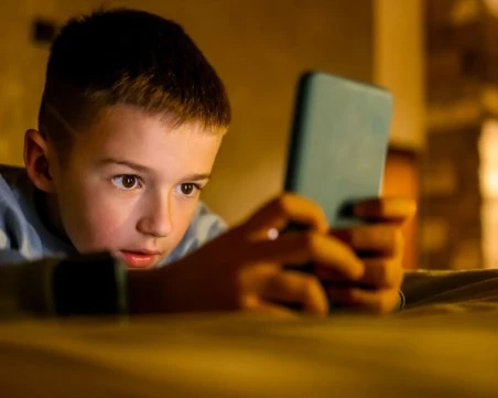 Гърция блокира достъпа на деца до социалните мрежи без родителско съгласие