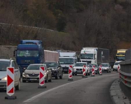 Камион блокира умишлено движението в тунел на АМ „Хемус