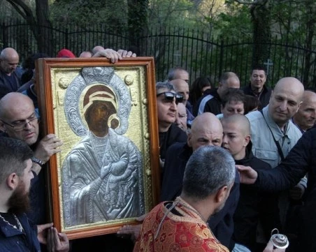 По стъпките на чудото: Хиляди вярващи се включиха в литийното шествие с бачковската чудотворна икона
