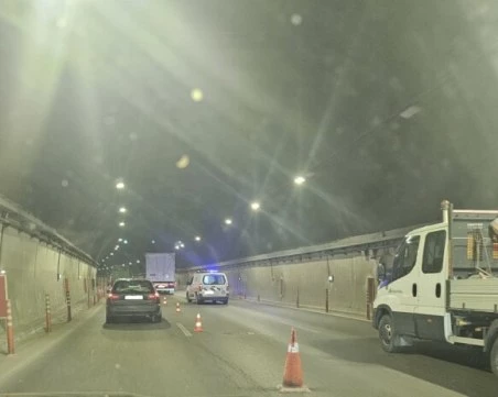 Задържан е шофьорът на тежкотоварния автомобил, който блокира тунел „Витиня
