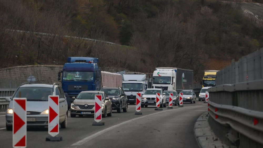 Камион блокира умишлено движението в тунел на АМ „Хемус