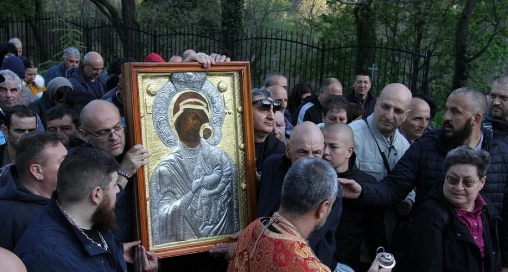 По стъпките на чудото: Хиляди вярващи се включиха в литийното шествие с бачковската чудотворна икона