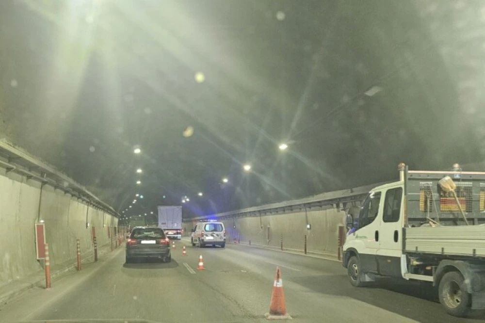 Задържан е шофьорът на тежкотоварния автомобил, който блокира тунел „Витиня
