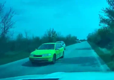 Абсурдно! Рисково изпреварване на косъм от челен удар в Пловдивско ВИДЕО