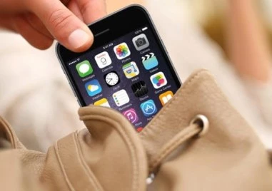 Двама младежи отмъкнаха телефон от ръцете на пловдивчанка, полицията ги спипа