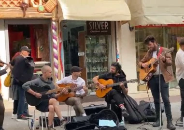 Сърдита съседка спря концерт на Главната, пловдивчани защитиха музикантите