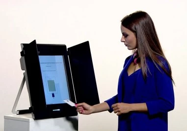 В ЦИК: Показват на ученици, които ще гласуват за първи път в неделя, как се попълва бюлетина