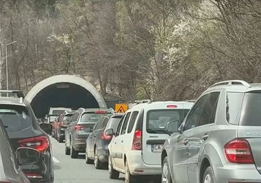 Защо блокира тунела? Шофьорът на спрелия тир във „Витиня остава в ареста след отказ за съдействие