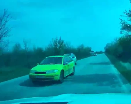 Абсурдно! Рисково изпреварване на косъм от челен удар в Пловдивско ВИДЕО