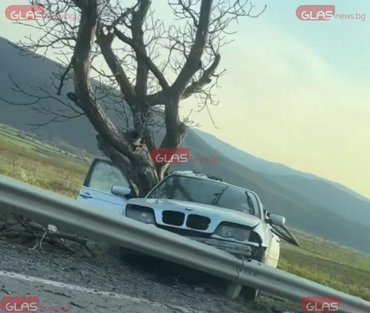 BMW излетя от пътя и се заби в дърво край Карлово, има загинал