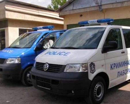 Откриха труп на мъж пред жилищен блок в Кърджали