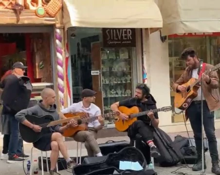 Сърдита съседка спря концерт на Главната, пловдивчани защитиха музикантите