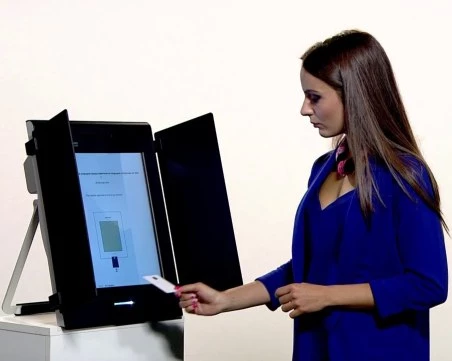 В ЦИК: Показват на ученици, които ще гласуват за първи път в неделя, как се попълва бюлетина