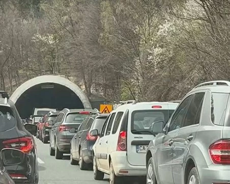 Защо блокира тунела? Шофьорът на спрелия тир във „Витиня