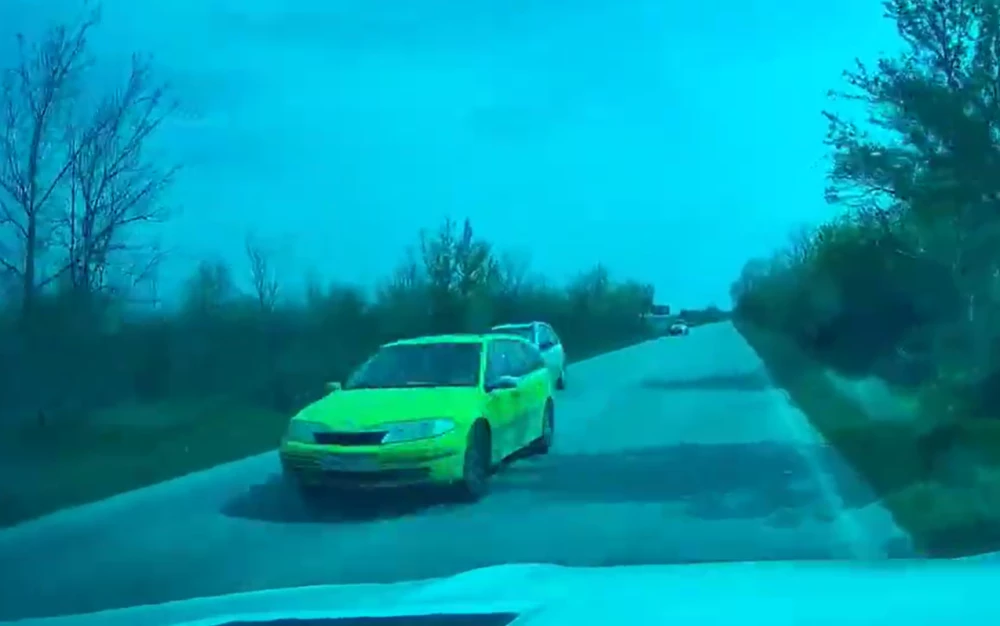 Абсурдно! Рисково изпреварване на косъм от челен удар в Пловдивско ВИДЕО