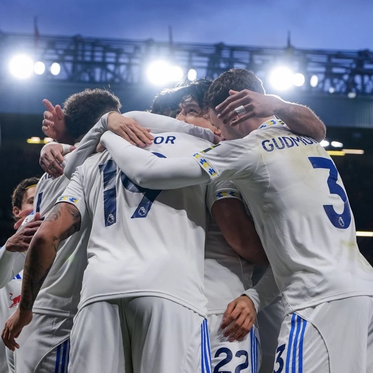 Лийдс с първа победа на Олд Трафорд от 16 години насам