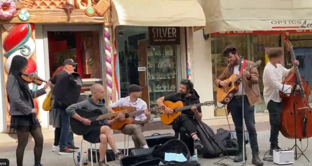 Сърдита съседка спря концерт на Главната, пловдивчани защитиха музикантите