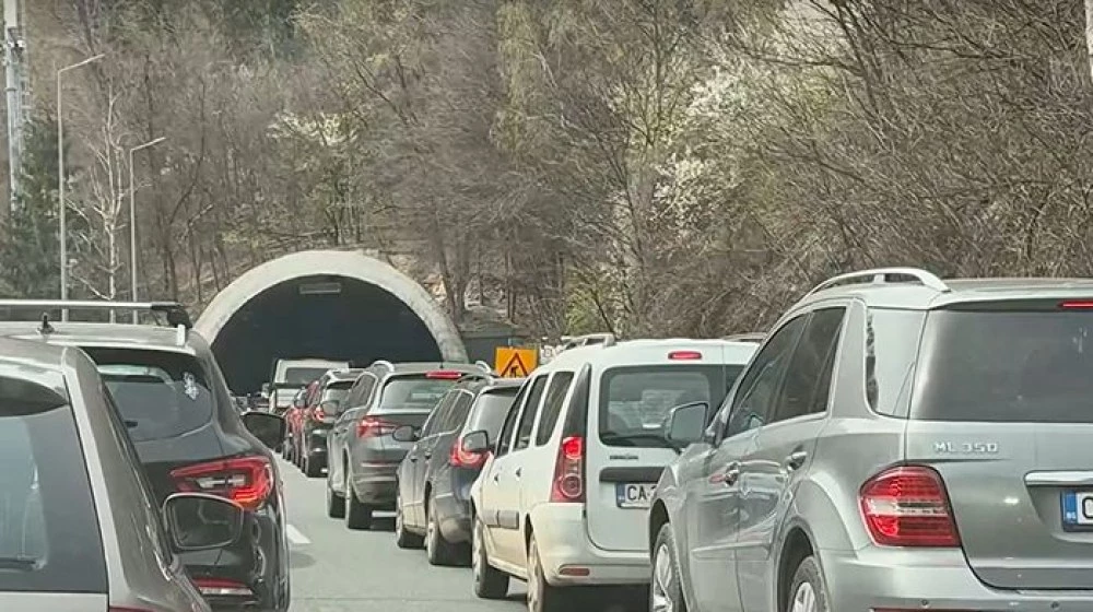 Защо блокира тунела? Шофьорът на спрелия тир във „Витиня