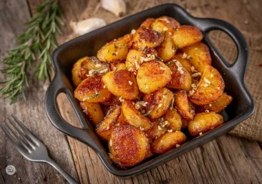 Как да си приготвим хрупкави чеснови картофи на фурна