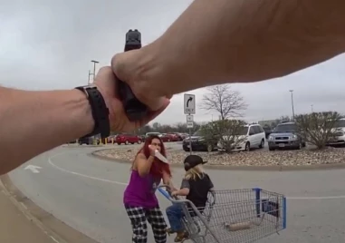 Полицаи убиха жена, която размаха кухненски нож и рани 3-годишно момче