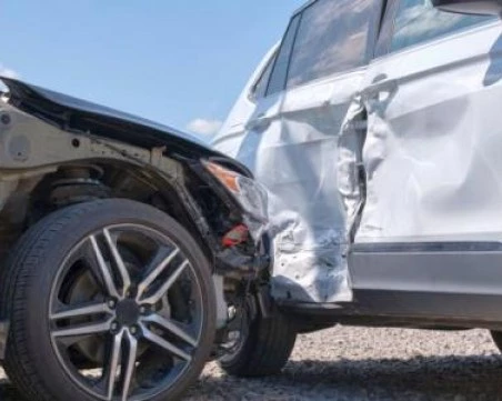 Две деца и двама възрастни пострадаха при катастрофа на „Струма