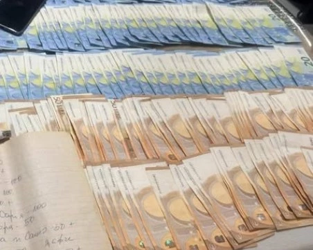 Задържаха двама общински съветници от Септември за купуване на гласове