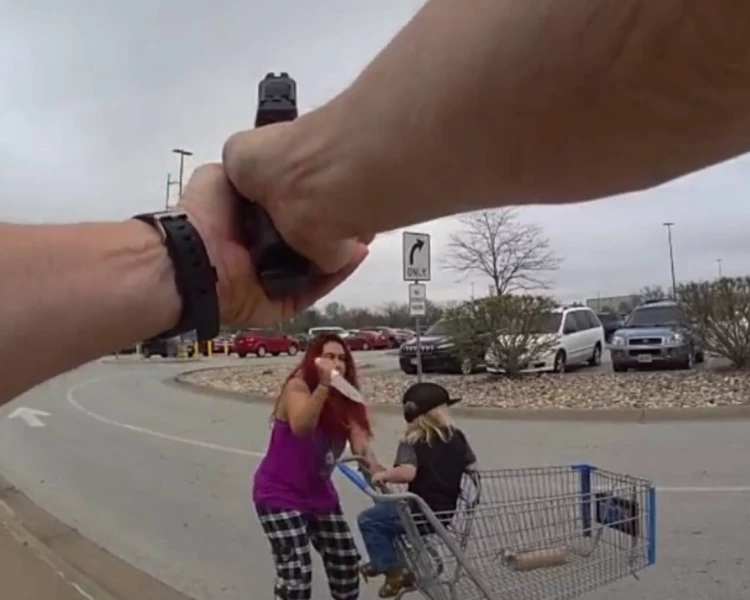 Полицаи убиха жена, която размаха кухненски нож и рани 3-годишно момче