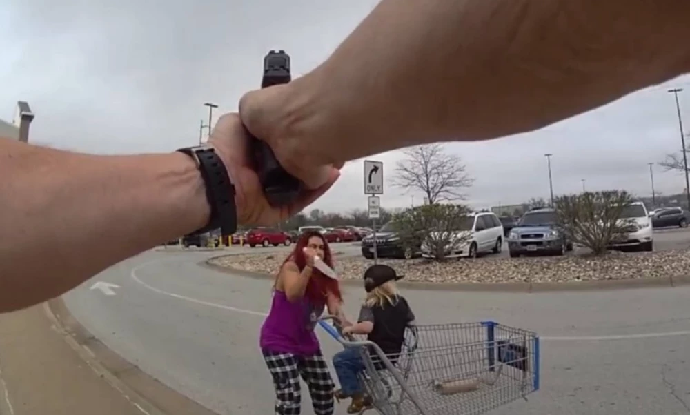 Полицаи убиха жена, която размаха кухненски нож и рани 3-годишно момче