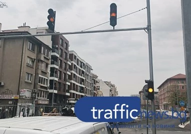Нов светофар пази пешеходците след пускането на движението по Васил Априлов”