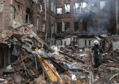 Поне 14 загинали при руски атаки с ракети и дронове в Украйна