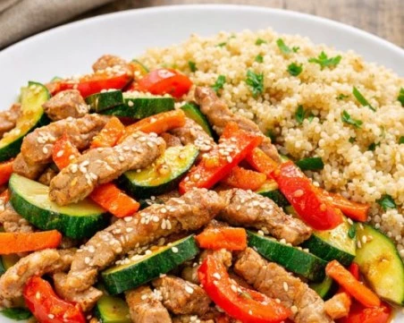 Здравословна рецепта: Свинско месо със зеленчуци и киноа