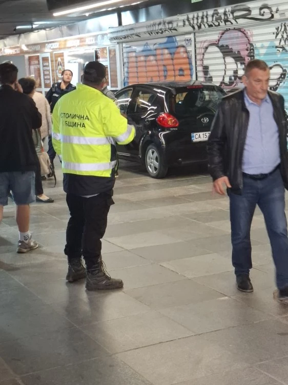 Кола без шофьор „паркира