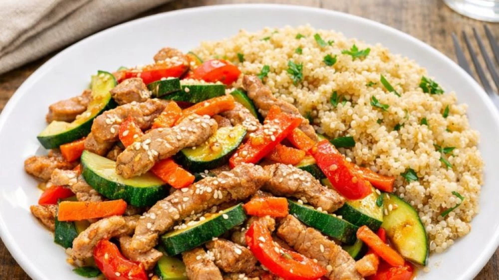 Здравословна рецепта: Свинско месо със зеленчуци и киноа