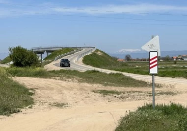 Абсурд край Пловдив: Откриха надлези за милиони, единият от които води... в черни полски пътища