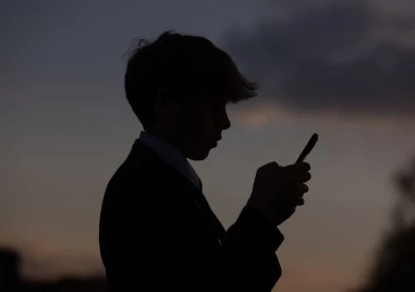 Брюкселски дигитален гаф: Хакери пробиха защитата за деца, докато България умува за пълна забрана