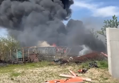 Голям пожар гори в автоморга до Околовръстното, има опасност от разрастване ВИДЕО