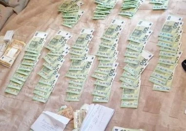 Близо 200 000 евро разпределени в пликове и предназначени за купуване на