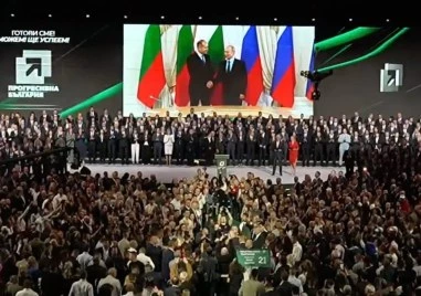 Радев закри кампанията си, показвайки как се ръкува с Путин