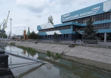 Руски дронове удариха пристанище Измаил, един навлезе в Румъния