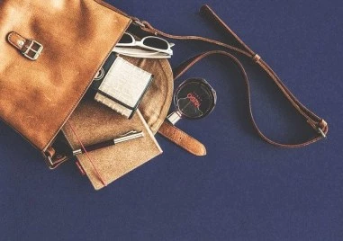 Скритите послания: Цветът на портфейла привлича парите