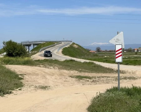 Абсурд край Пловдив: Откриха надлези за милиони, единият от които води... в черни полски пътища