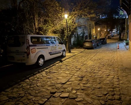 Автомобили превземат Стария град на Пловдив въпреки санкциите, новата наредба се бави